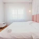 3 Bedrooms Premium Bella Rosa For 8 Guests With Ac And Underground Parking